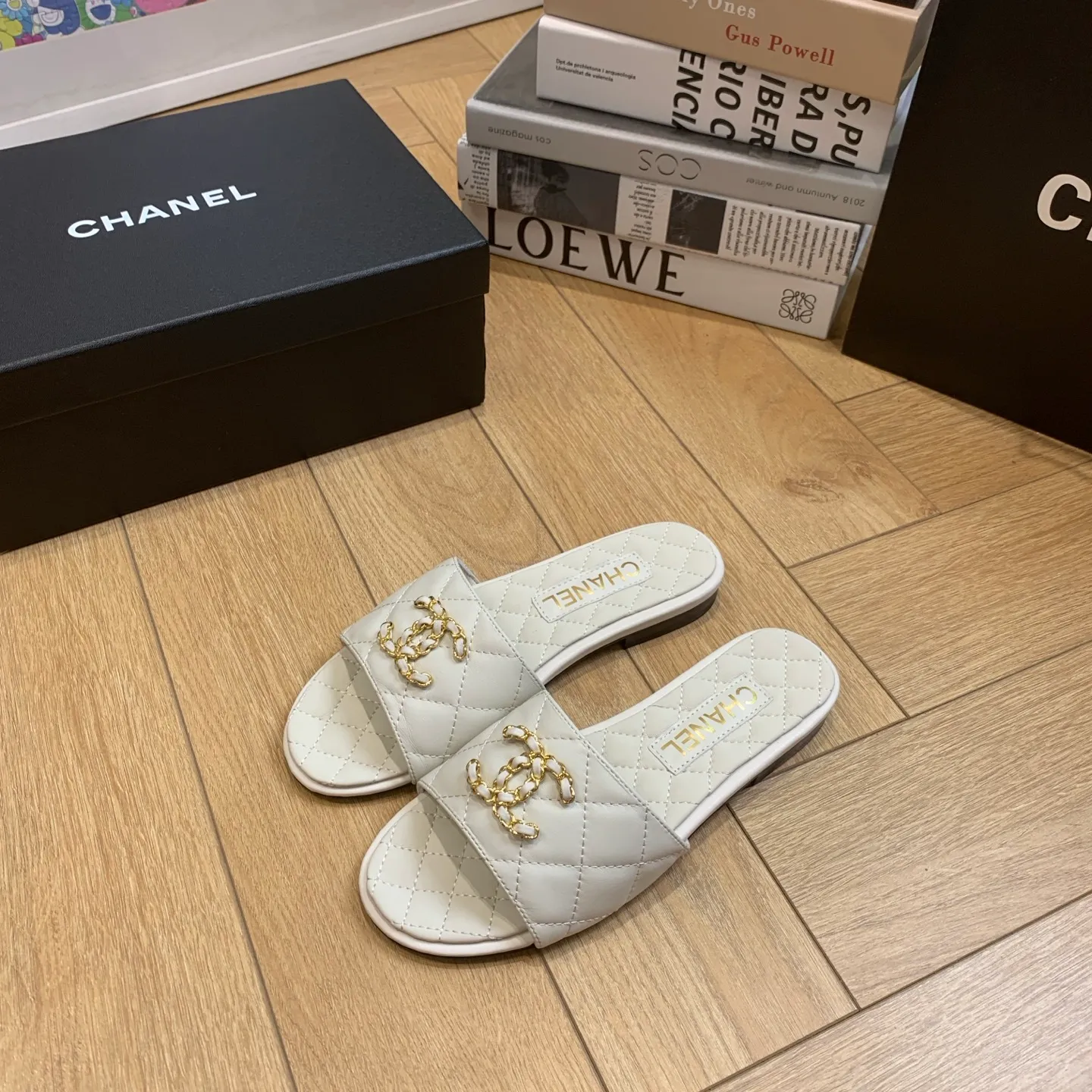 👟👟Ex-factory price 500👟👟 🍀Chanel Xiaoxiang 25ss new lazy double C-buckle slippers. Versatile, slimming and elegant slippers. A slipper with great appearance. It looks great with any combination! Lazy slippers are worth recommending. Calfskin upper, mixed sheepskin lining, Italian genuine leather outsole. Size: 35-41 (40 and 41 customized, non-refundable) 👉